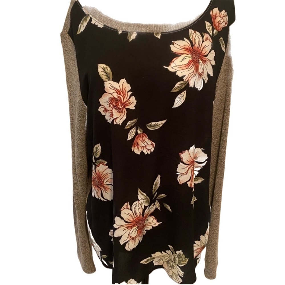 3/25🙂 Kaileigh pullover top w soft sleeves and floral front.